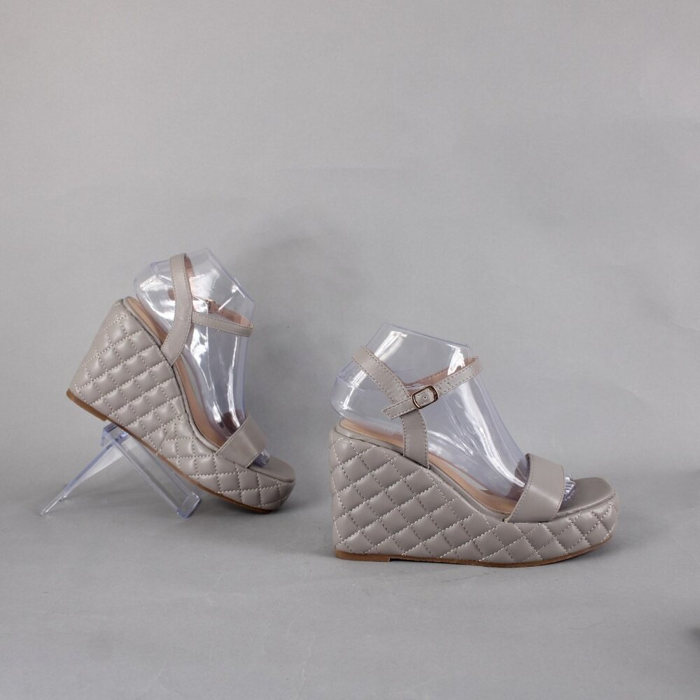 Olivia Miller Wedge Sz 8 Gray Quilted Open Toe Ankle Strap Man Made 4" Wedge - Picture 10 of 16
